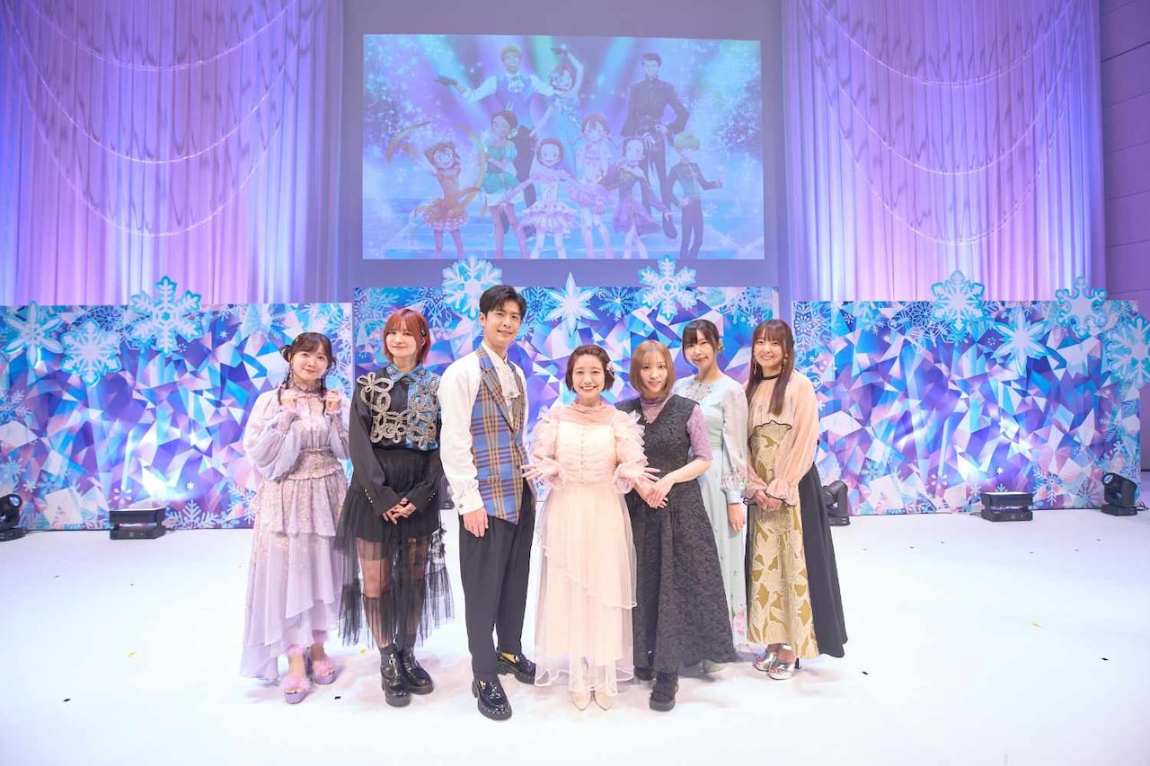 左から伊藤彩沙、小市眞琴、大塚剛央、春瀬なつみ、市ノ瀬加那、小岩井ことり、加藤英美里