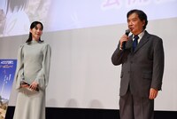 左からのん、片渕須直監督