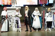 公式コスプレイヤーたち。左から峯田大夢扮する高杉晋作 、ゆう扮するマシュ・キリエライト（パラディーン）、卡西扮するテスカトリポカ 、旺旺扮するオベロン、宫本樱扮する救世主トネリコ