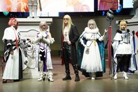 公式コスプレイヤーたち。左から峯田大夢扮する高杉晋作 、ゆう扮するマシュ・キリエライト（パラディーン）、卡西扮するテスカトリポカ 、旺旺扮するオベロン、宫本樱扮する救世主トネリコ