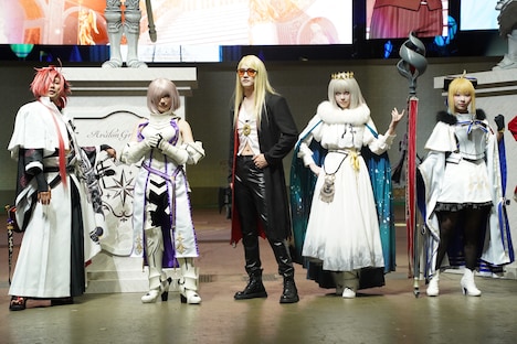 公式コスプレイヤーたち。左から峯田大夢扮する高杉晋作 、ゆう扮するマシュ・キリエライト（パラディーン）、卡西扮するテスカトリポカ 、旺旺扮するオベロン、宫本樱扮する救世主トネリコ