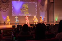 ライブコーナーより「おジャ魔女でBAN2」のパフォーマンス