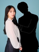 左から鈴木愛理演じる南愛衣、???