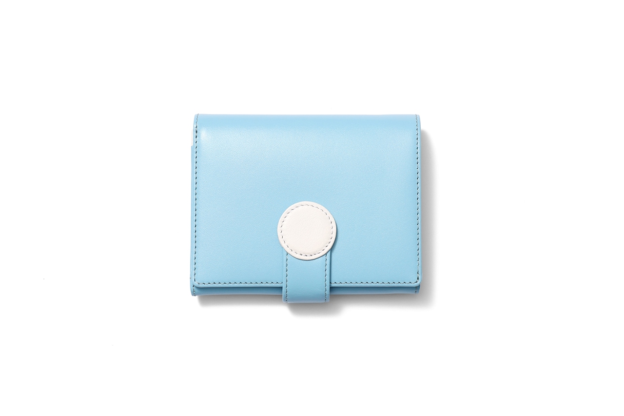 ドラえもんのまんまるな手がモチーフ、上質な牛革の二つ折り財布