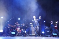 主題歌「巡星」を歌唱する白岩瑠姫