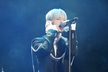 主題歌「巡星」を歌唱する白岩瑠姫