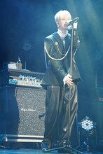 主題歌「巡星」を歌唱する白岩瑠姫