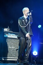 主題歌「巡星」を歌唱する白岩瑠姫