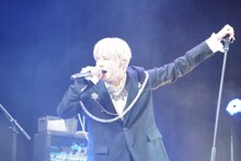 主題歌「巡星」を歌唱する白岩瑠姫