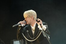 主題歌「巡星」を歌唱する白岩瑠姫