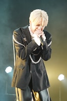 主題歌「巡星」を歌唱する白岩瑠姫