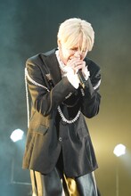 主題歌「巡星」を歌唱する白岩瑠姫