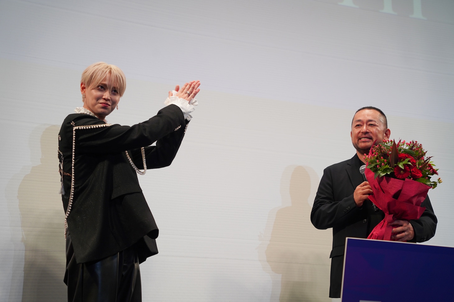 白岩瑠姫から花束を受け取った西田シャトナー