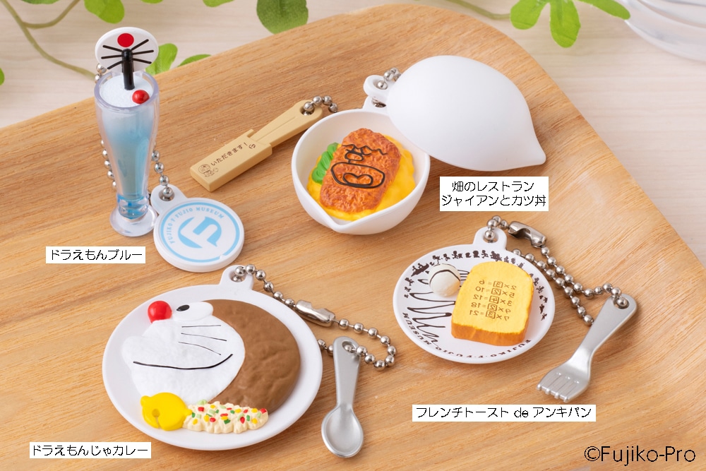 藤子・Fミュージアム開館14周年、記念ピンズなどのグッズ登場　ロゴステッカー配布も