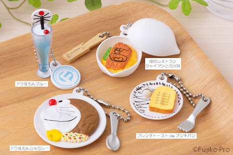 「畑のレストラン ジャイアンとカツ丼」「ドラえもんじゃカレー」「フレンチトーストdeアンキパン」「ドラえもんブルー」をミニチュア化した「ミュージアムオリジナルカプセルトイ」