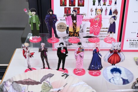 「マンガ1to10」で販売される描き下ろしイラストのアクリルスタンド