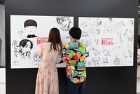 寄せ書きボードにイラストを描く（左から）「うしろの正面カムイさん」のコノシロしんこ、「遥かなるマナーバトル」のたむらゲン