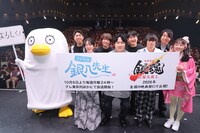 「銀魂まるちばーす祭り」より。前列左から釘宮理恵、杉田智和、阪口大助、高橋美佳子。後列左からエリザベス、太田哲治、中井和哉、千葉進歩、鈴村健一