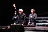 左から石井美絵子演じる家入硝子、三浦涼介演じる五条悟、藤田玲演じる夏油傑