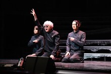 左から石井美絵子演じる家入硝子、三浦涼介演じる五条悟、藤田玲演じる夏油傑