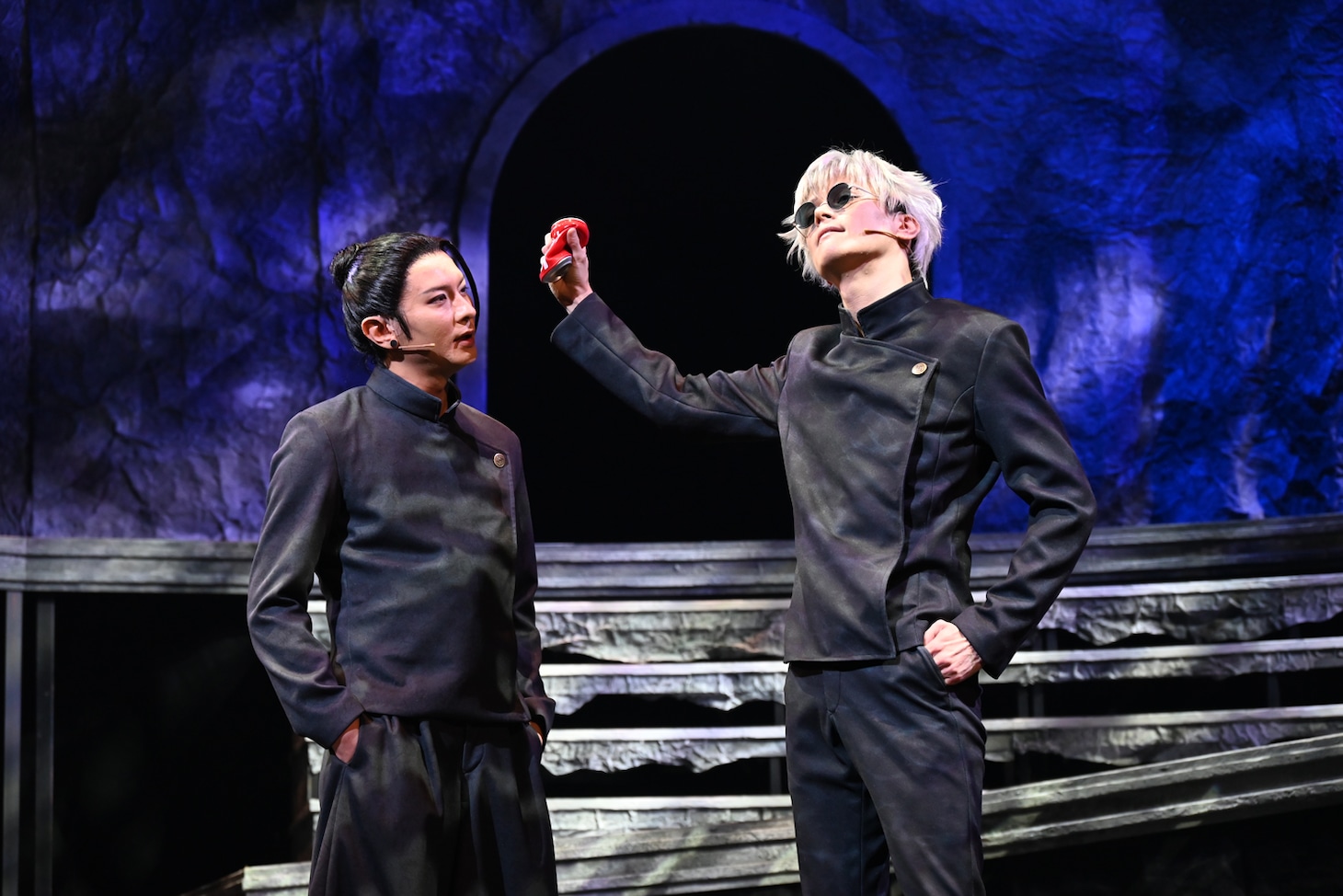 左から藤田玲演じる夏油傑、三浦涼介演じる五条悟