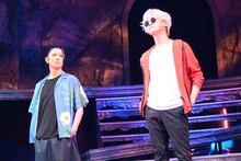 左から藤田玲演じる夏油傑、三浦涼介演じる五条悟