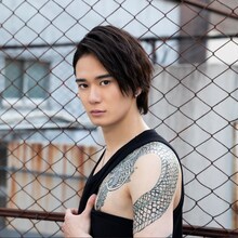 堀海登演じる朝日海帆。桐井組の構成員。人懐っこく明るい性格で小田島の親友。片岡へ強い憧れを抱いていたが、組の抗争で7年前に死亡する。(c)2025「あなたを殺す旅」製作委員会