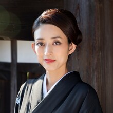 小沢真珠演じる桐井京華。桐井清三の妻。桐井圭人の実の母親。肝が据わった頼りがいのある姐さん。(c)2025「あなたを殺す旅」製作委員会