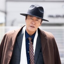 工藤俊作演じる桐井清三。桐井組の3代目組長。桐井圭人の実の父親。組の為に命を落とした片岡の父親に仁義を切り幼い頃から片岡をわが子のようにかわいがっている。昭和のヤクザ。(c)2025「あなたを殺す旅」製作委員会