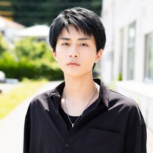 高橋大翔演じる小田島漣。小田島は桐井組の若手組員。寡黙で笑わない。家庭環境や出自に問題を抱えており、組で知り合った朝日と親友になる。桐井の命を受けて片岡を殺そうとする。(c)2025「あなたを殺す旅」製作委員会