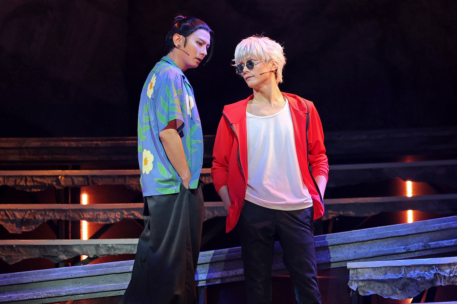 左から藤田玲演じる夏油傑、三浦涼介演じる五条悟