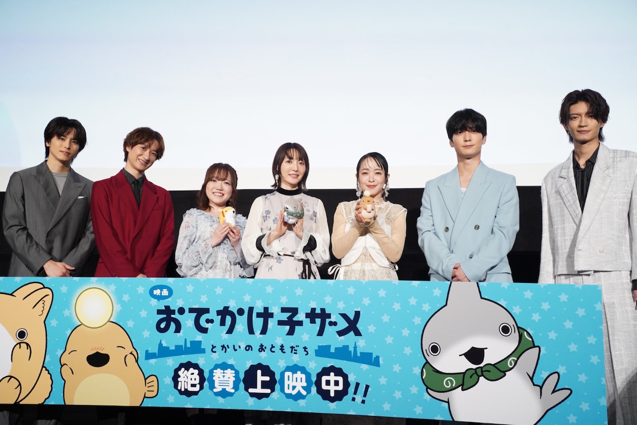 舞台挨拶の登壇者。左から高野洸、宮田俊哉、久野美咲、花澤香菜、潘めぐみ、梅原裕一郎、杢代和人。