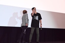 掛け声の準備をする森久保祥太郎と菱田正和総監督