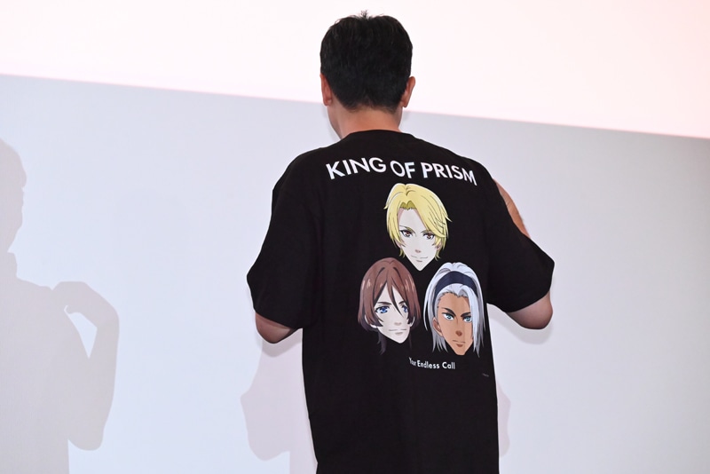 三強Tシャツを見せる菱田正和総監督