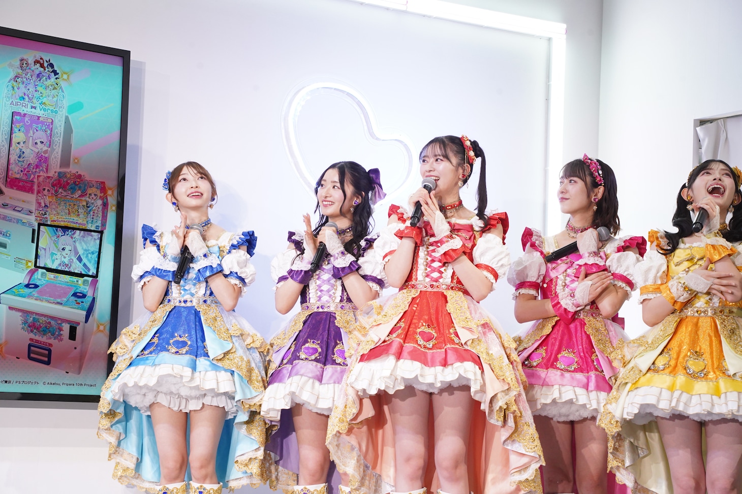 ステージの照明が“バズリウムチェンジ”し、驚く超ときめき♡宣伝部