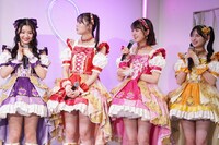 吉川ひよりのプレイを見守るメンバー