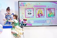 「ひみつのアイプリ」をプレイする吉川ひより