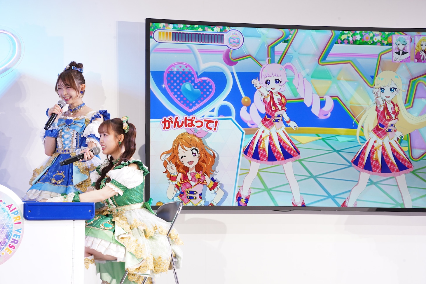 「ひみつのアイプリ」をプレイする吉川ひより