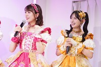 プレイを見守る小泉遥香、菅田愛貴