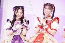 プレイを見守る杏ジュリア、坂井仁香