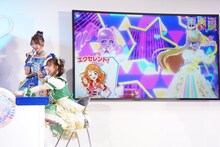 「ひみつのアイプリ」をプレイする吉川ひより