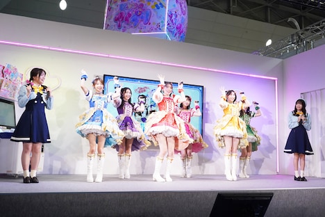「シンデレラのラララ♡」を披露する超ときめき♡宣伝部、藤寺美徳、平塚紗依