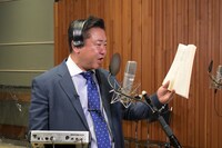 アフレコ中の錦鯉・渡辺