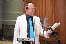 アフレコ中の錦鯉・長谷川