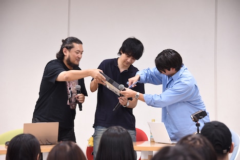 銀の盾の開封を行う3人