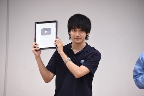 銀の盾を手にした千代田修平氏