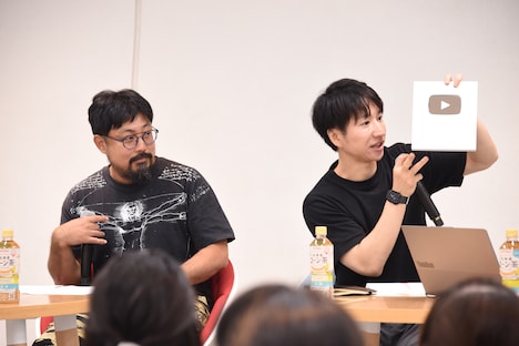 マンガワンのYouTubeチャンネル登録者数が10万人を突破したことで贈られた“銀の盾”を手にする小林翔氏(右)