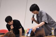 「灼熱カバディ」のトークショーより。左からマンガワン編集部の小林翔氏、高木氏。「灼熱カバディ」のトークショーでは得点板が用意され、ポイントが加算される“試合形式”で行われた