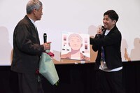 木下麦監督から小林薫に、描き下ろしの似顔絵がプレゼントされる