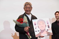 プレゼントを持つ小林薫